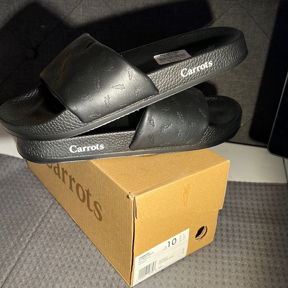 Carrot Embossed Slides-Black